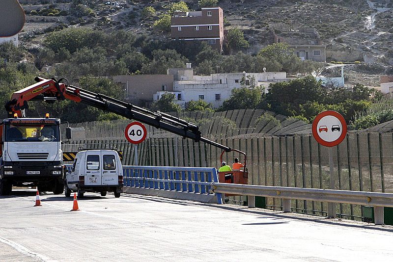 DECENAS DE INMIGRANTES ENTRAN A MELILLA TRAS SALTAR LA VALLA POR SEGUNDO DÍA