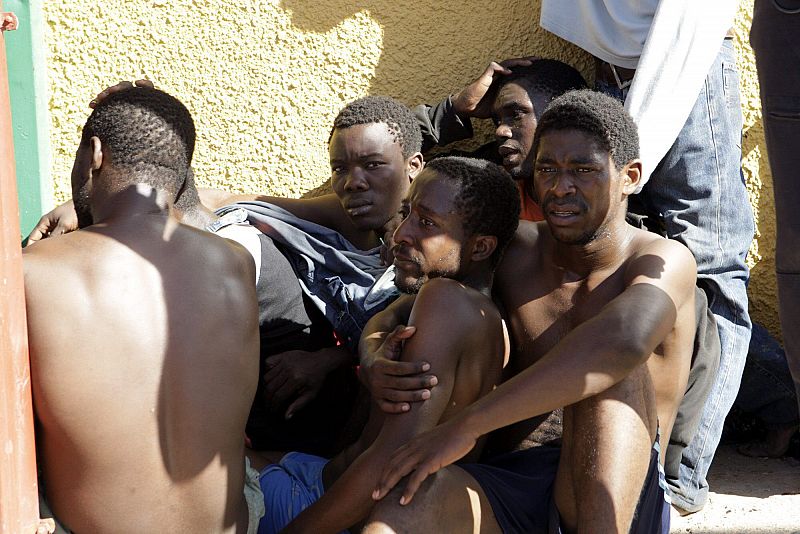 DECENAS DE INMIGRANTES ENTRAN A MELILLA TRAS SALTAR LA VALLA POR SEGUNDO DÍA