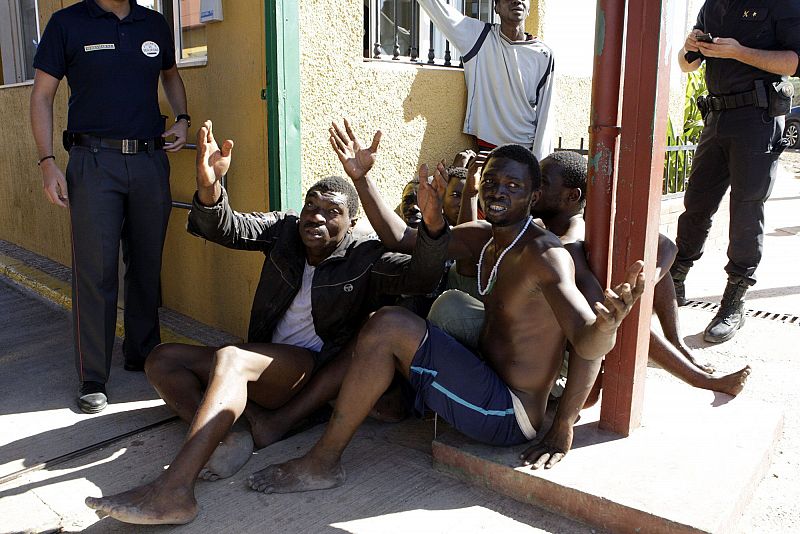 DECENAS DE INMIGRANTES ENTRAN A MELILLA TRAS SALTAR LA VALLA POR SEGUNDO DÍA