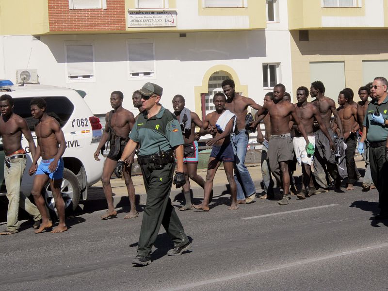 DECENAS DE INMIGRANTES ENTRAN A MELILLA TRAS SALTAR LA VALLA POR SEGUNDO DÍA