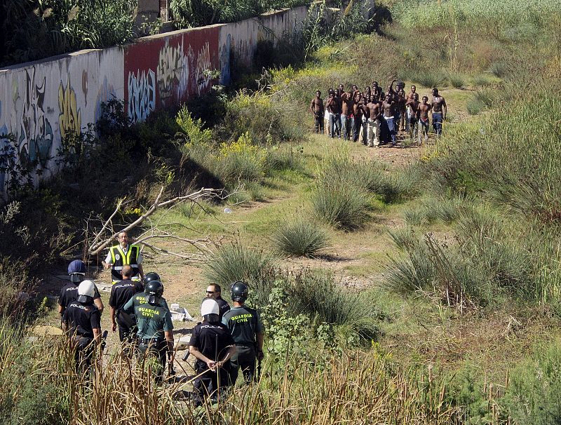 DECENAS DE INMIGRANTES ENTRAN A MELILLA TRAS SALTAR LA VALLA POR SEGUNDO DÍA