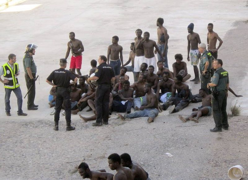 DECENAS DE INMIGRANTES ENTRAN A MELILLA TRAS SALTAR LA VALLA POR SEGUNDO DÍA