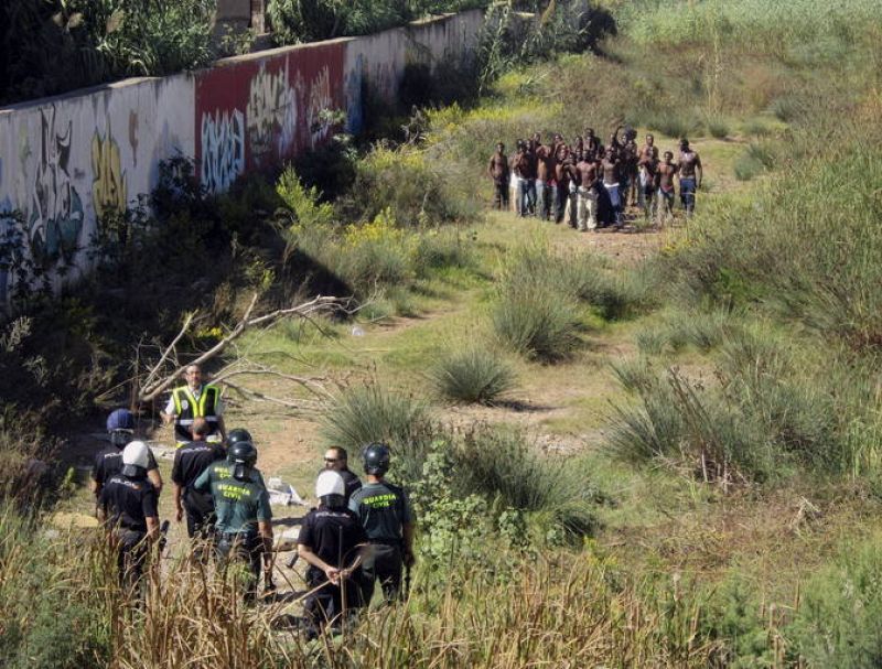 DECENAS DE INMIGRANTES ENTRAN A MELILLA TRAS SALTAR LA VALLA POR SEGUNDO DÍA