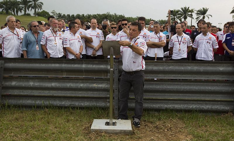 Fausto Gresini coloca la placa conmemorativa que recuerda al fallecido Marco Simoncelli