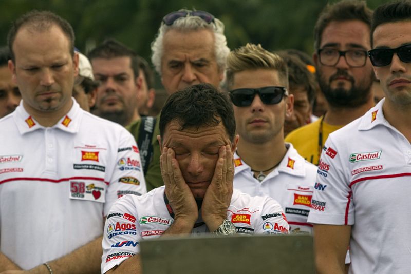 Gresini no ha podido evitar emocionarse al descubrir la placa en homenaje a Simoncelli