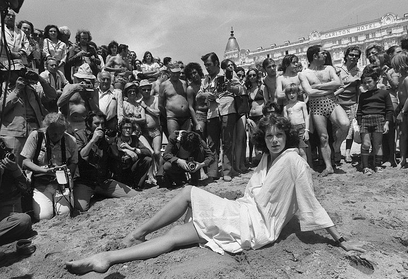 Sylvia Kristel posando en la playa durante el Festival de cannes de 1977