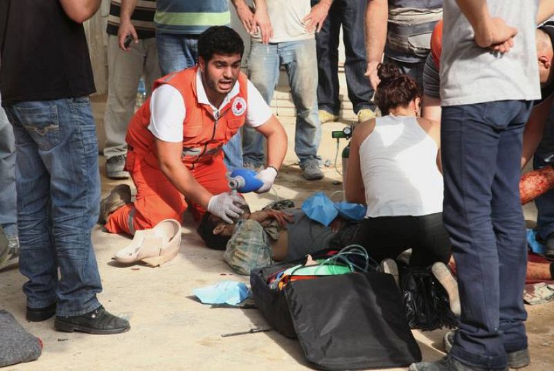  Trabajadores de la Cruz Roja libanesa tratan de reanimar a un hombre herido. 