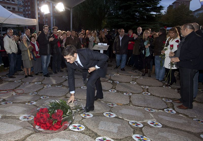 PATXI LÓPEZ EN  MONOLITO VÍCTIMAS ETA