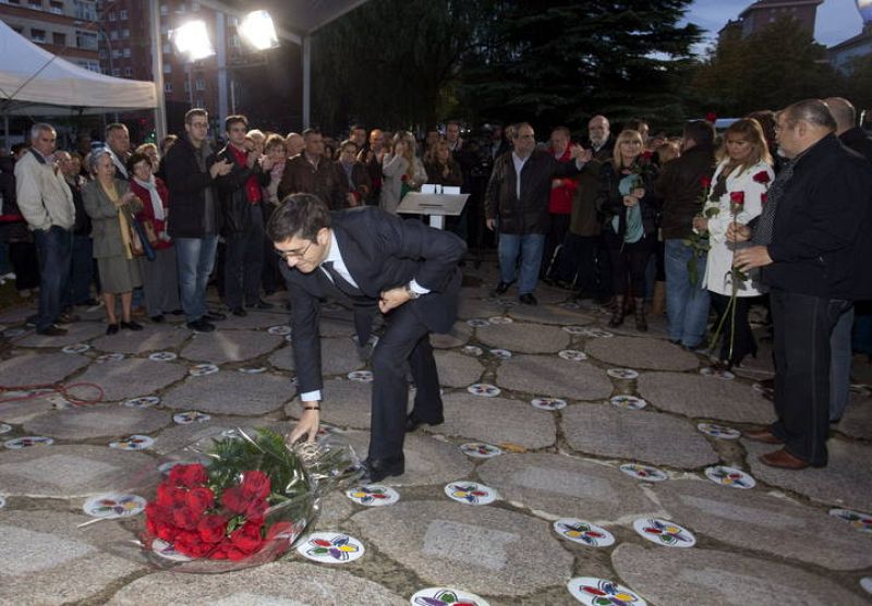 PATXI LÓPEZ EN  MONOLITO VÍCTIMAS ETA
