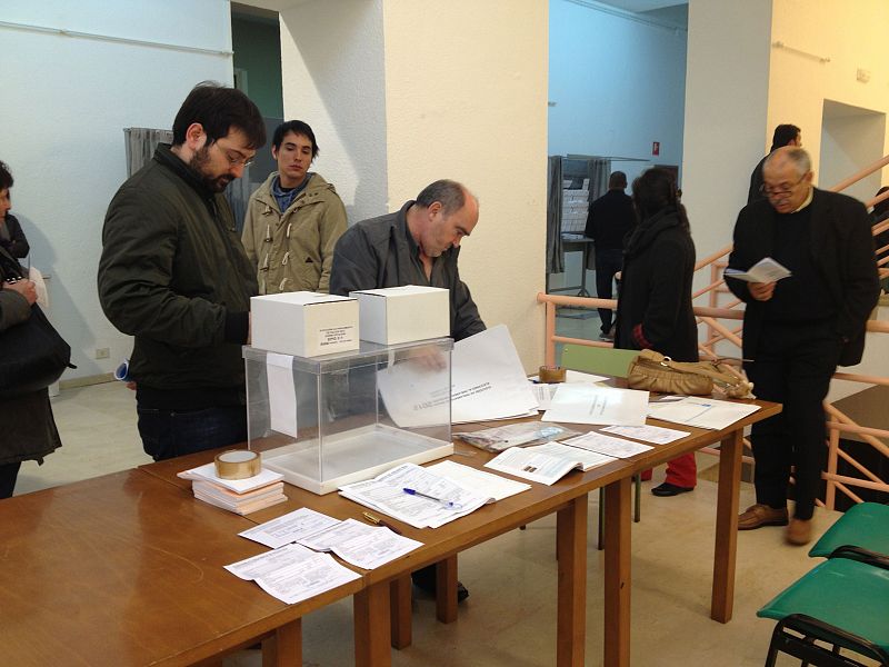 Constituyen la mesa electoral en un colegio de Galicia