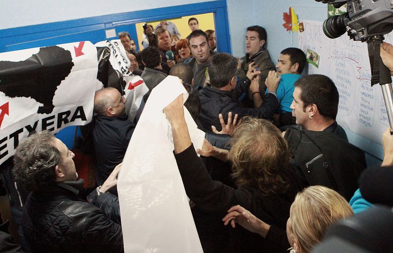 Incidentes cuando Patxi López acude a votar