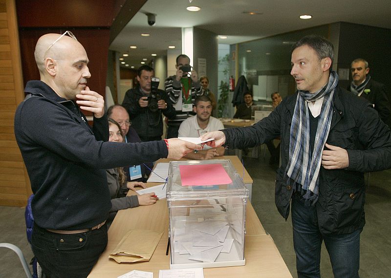 Xoán Bascuas vota en Santiago de Compostela