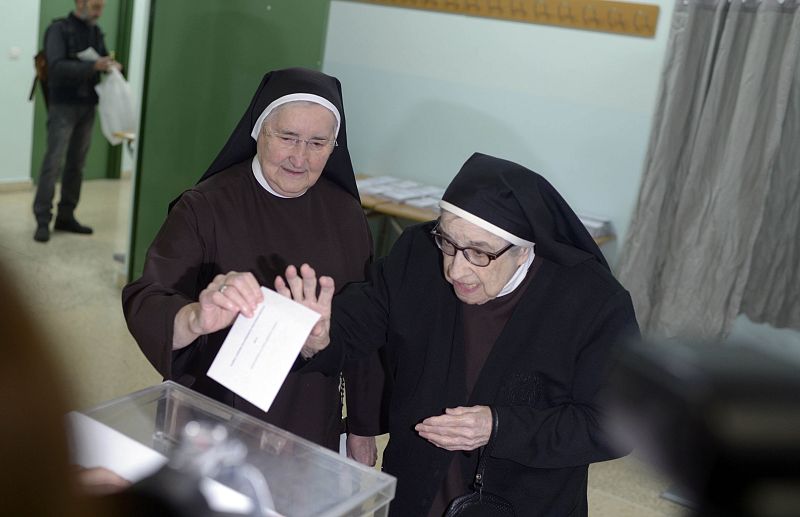 Dos monjas votan en Durango.