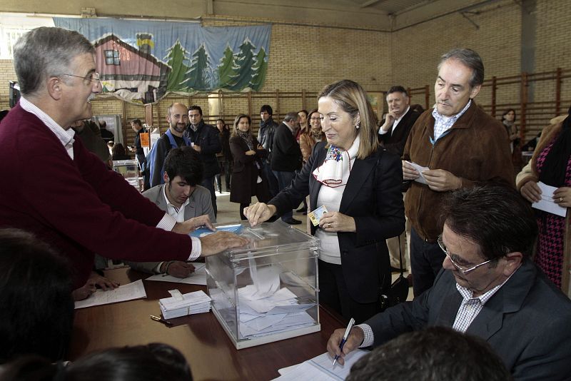 LA MINISTRA DE FOMENTO, ANA PASTOR, VOTA EN PONTEVEDRA