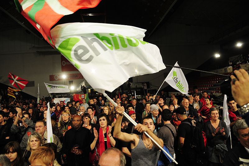 Simpatizantes de EH Bildu celebran los resultados de la coalición