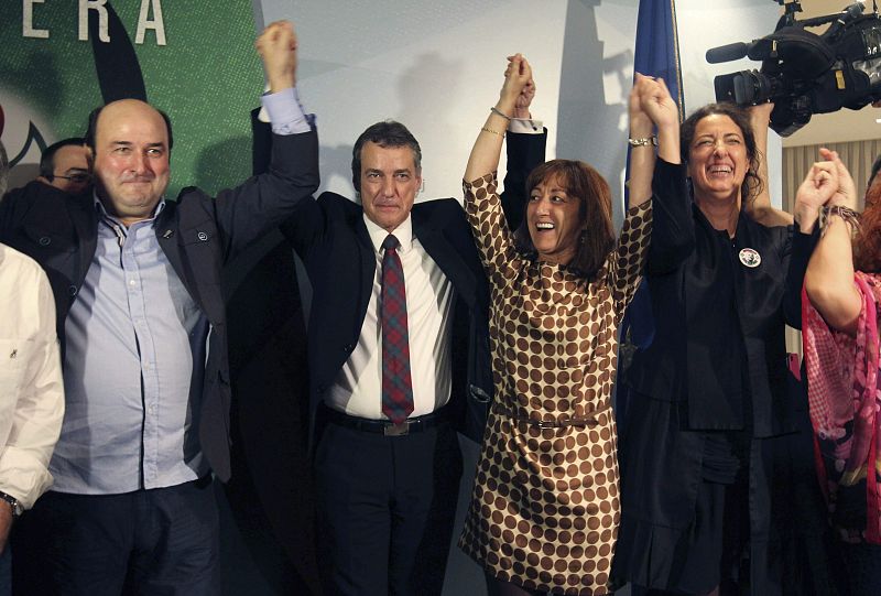 El candidato a lehendakari del PNV, Iñigo Urkullu, celebra su victoria electoral