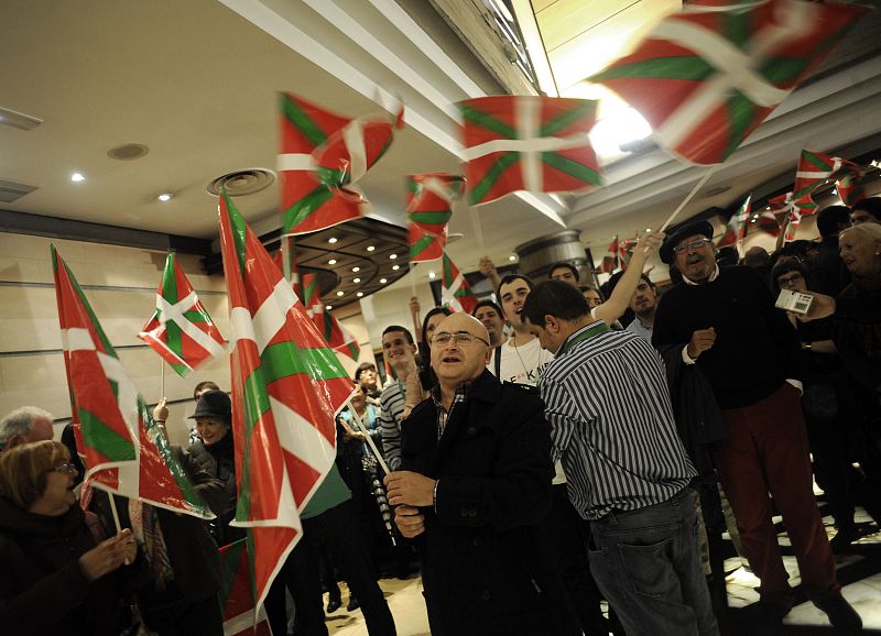 Simpatizantes y militantes del PNV celebran la victoria de su partido en las elecciones vascas