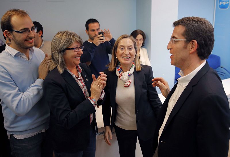 Núñez Feijóo saluda a varios dirigentes populares, entre ellos la ministra de Fomento, Ana Pastor