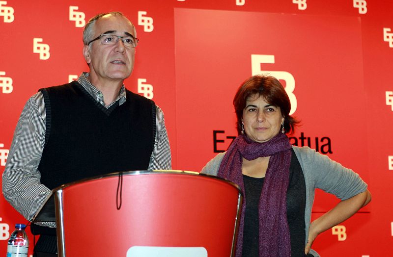 Los cabezas de lista de Ezker Batua-Berdeak Raquel Modubar y José Navas durante la comparecencia