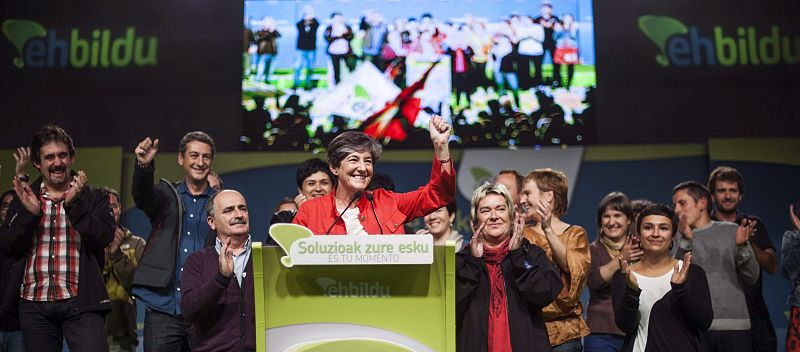 La candidata a Lehendakari por Bildu, Laura Mintegi, celebra los resultados obtenidos por su formación