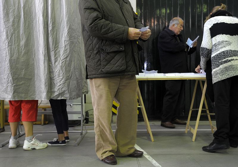 Varias personas se preparan para ejercer su derecho al voto en Vigo