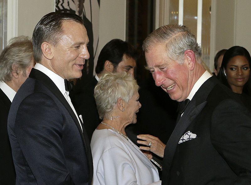 El príncipe Carlos saluda al actor Daniel Craig, protagonista de 'Skyfall'.