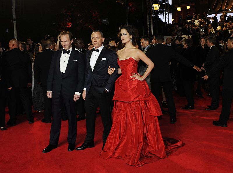Berenice Marlohe eligió este espectacular vestido rojo para el estreno mundial de 'Skyfall'. La actriz, acompañada por dos de su compañeros de reparto, los británicos Ralph Fiennes y Daniel Craig.