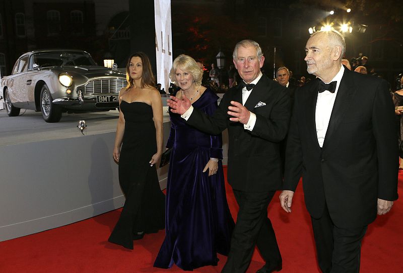 El príncipe Carlos y Camilla, en el estreno mundial en Londres de "Skyfall", al cumplirse el 50 aniversario de la saga. Junto a ellos, los productores de la cinta, Michael G. Wilson y Barbara Broccoli.