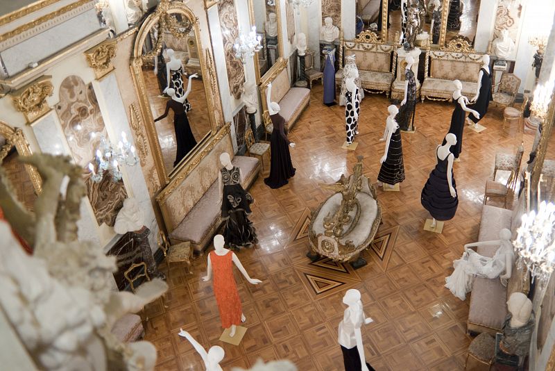 El museo Cerralbo acoge la exposición La moda es Sueño que recoge el talento español de los últimos 25 años.