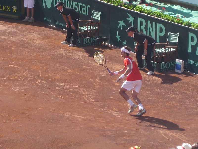 Ferrero intenta recuperar una bola. Copa Davis 12/07/09