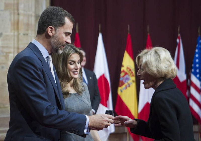LOS GALARDONADOS RECIBEN LAS INSIGNIAS DE MANOS DEL PRÍNCIPE DE ASTURIAS