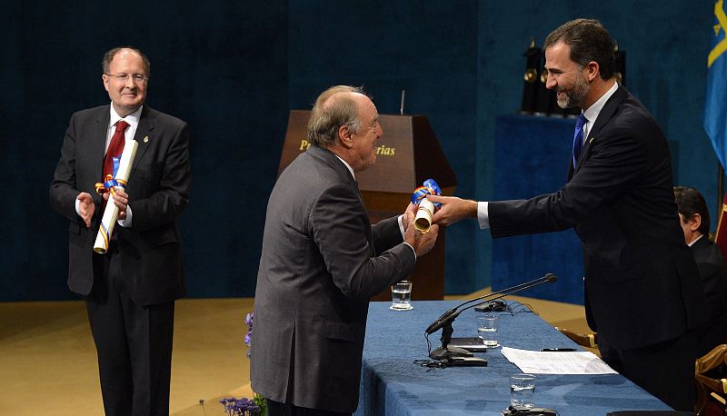 Britain biologist Gregory Winter and U.S. pathologist Richard A. Lerner receives the 2012 Prince of Asturias Award for Technical and Scientific Research during a ceremony at Campoamor theatre in Oviedo