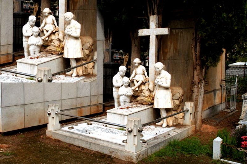 Dos tumbas del cementerio de Granada.