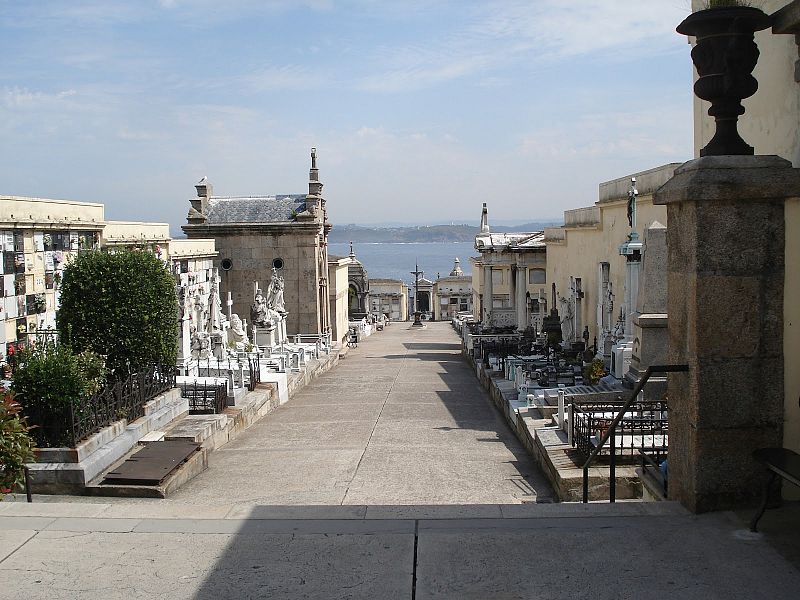 Uno de los pasillos del cementerio de San Amaro, en A Coruña