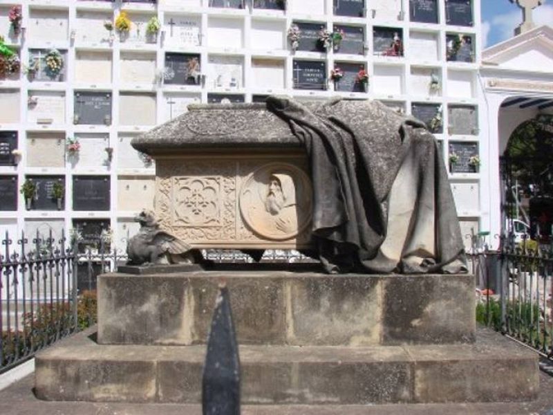 Una tumba del cementerio de Sitges.