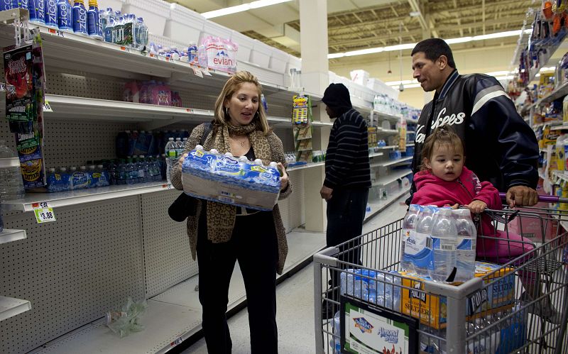 Una familia hace la compra ante la llegada del huracán "Sandy".