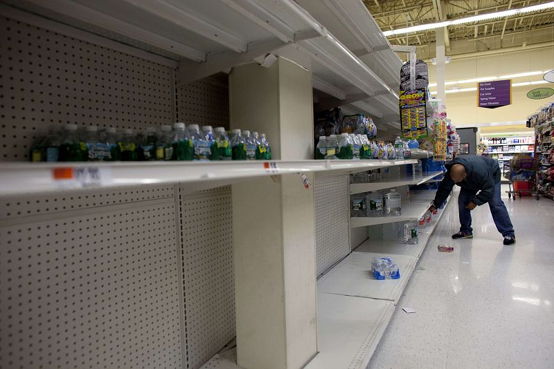 Un hombre compra agua embotella en un supermercado de Nueva York.