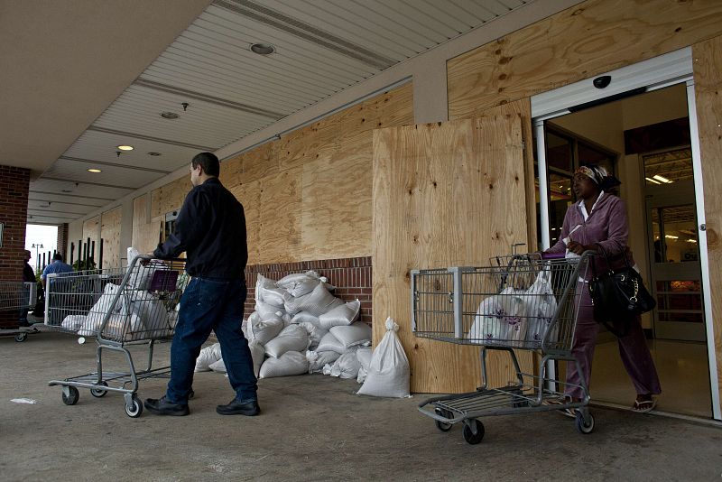 Los ciudadanos compran sacos de arena.