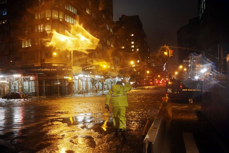 Hurricane Sandy Bears Down On U.S. Mid-Atlantic Coastline