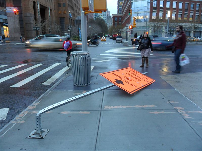 Vientos de más de 130 km/hora han doblado señales en Manhattan