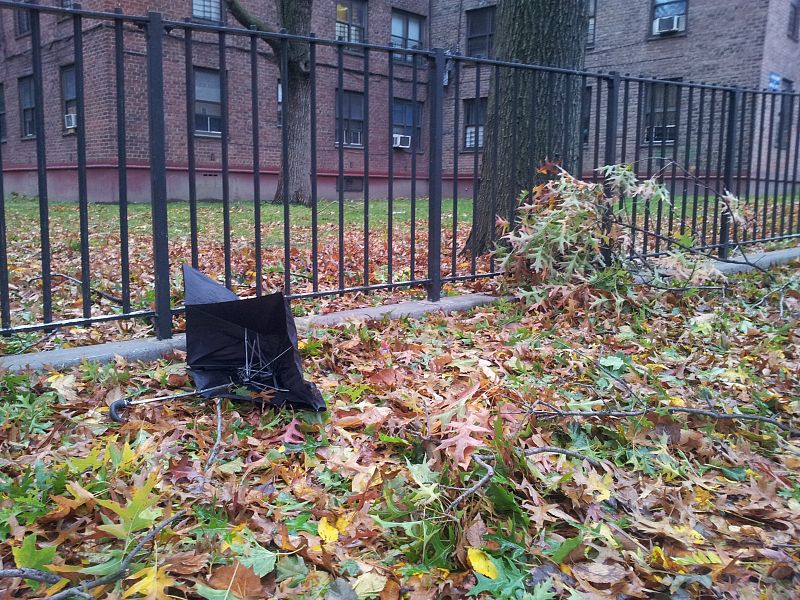 Las calles de Nueva York, llenas de paraguas rotos