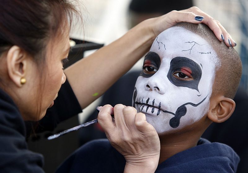 Otro niño retocando su maquillaje de esqueleto en una fiesta celebrada en Nueva York el pasado 27 de octubre, antes de la llegada del huracán Sandy.