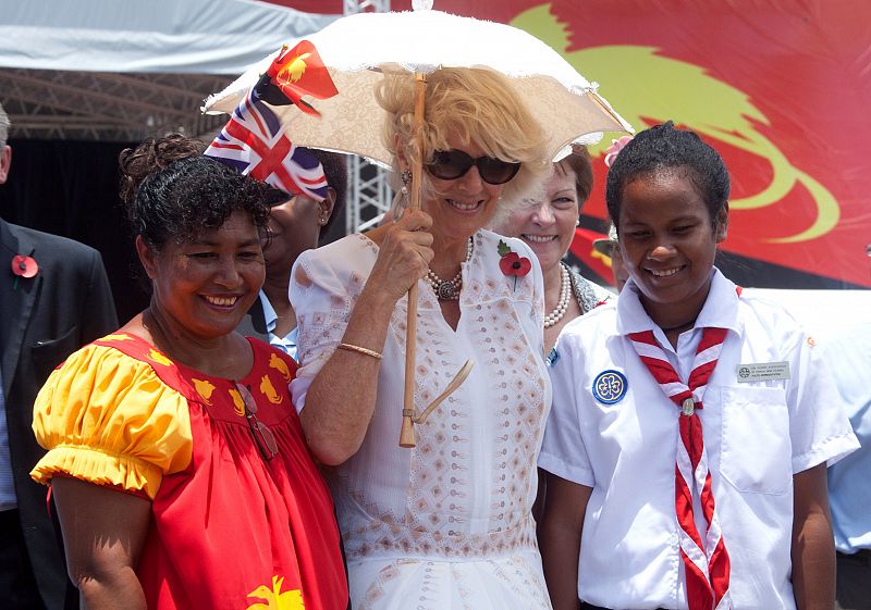 Antes de visita a Australia, el príncipe Carlos y Camilla visitaron Papúa Nueva Guinea.