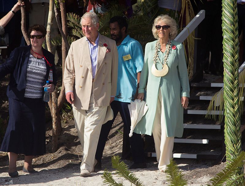 Otro de los looks de Camilla en su visita a Papúa Nueva Guinea: levita en color azul Tiffany