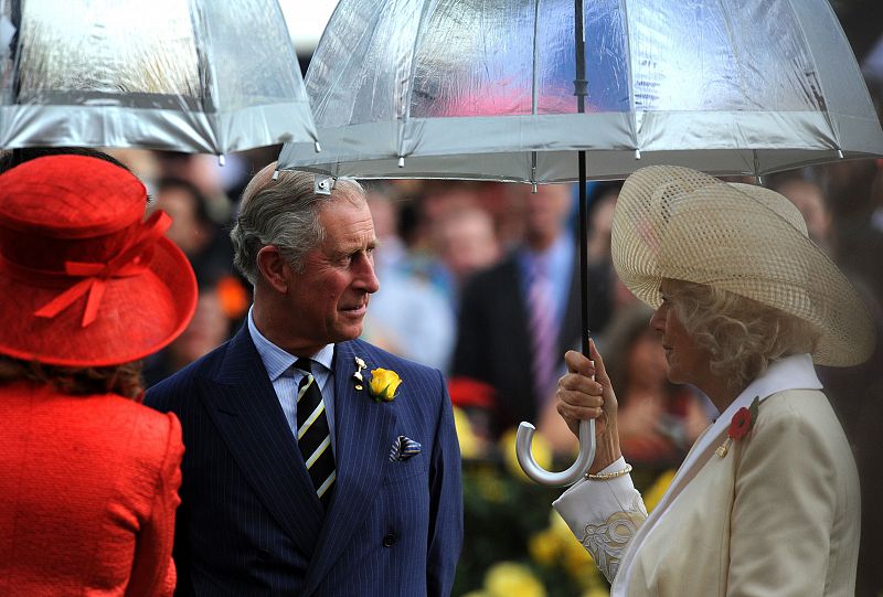 En tardes de lluvia, Camilla lo tiene claro: el paraguas jaula