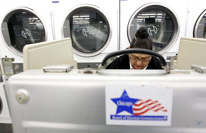 Una mujer vota en un puesto en Chicago este 6 de noviembre