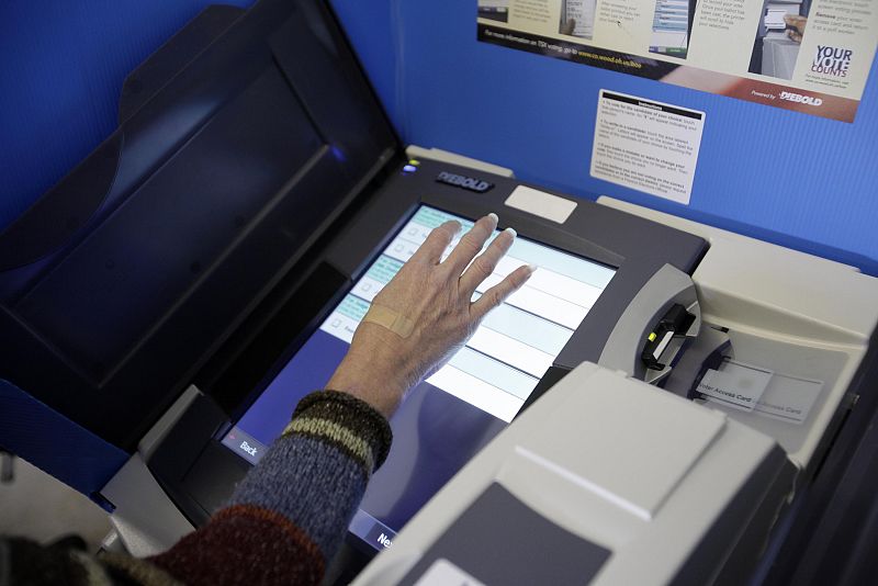 Una mujer vota en el estado de Ohio