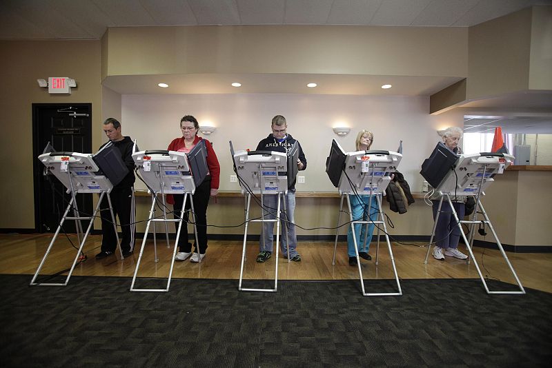 Ciudadanos votan en máquinas electrónicas en Toledo (Ohio, EE.UU.)