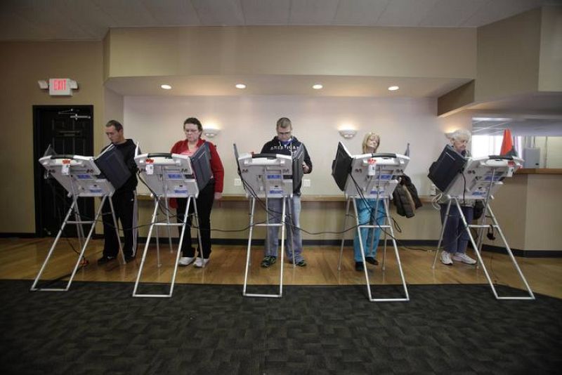 Ciudadanos votan en máquinas electrónicas en Toledo (Ohio, EE.UU.)