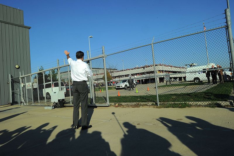 Mitt Romney saluda en el aeropuerto a su llegada a Pittsburgh, Pennsylvania.